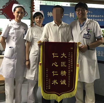 患者，男，83岁。因“头晕伴言语含糊不清1天”，于2019年10月16日入院，诊断“颅内出血、脑梗塞后遗症”，住院治疗9天后，症状明显缓解。