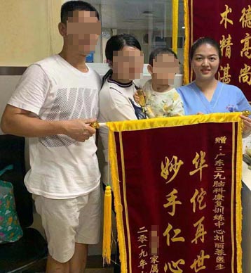 患儿，男，2岁9个月。2019年因右眼斜视、右面瘫，诊断“脑干肿瘤”，肿瘤切除手术后，遗留吞咽困难，在康复训练中心治疗后症状好转。