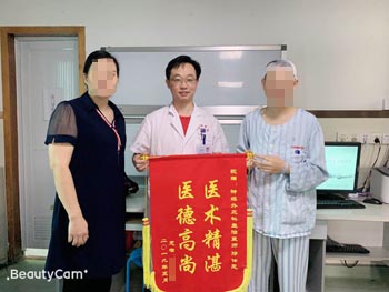 患者，女，39岁，因间断头痛2月余入院，诊断：左侧颞叶占位。经手术治疗，现患者恢复好，家属为表示感谢，送来锦旗。