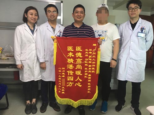 患者，女，33岁，诊断：右侧额叶脑出血。经治疗，现患者恢复好，为表示感谢，送来锦旗。