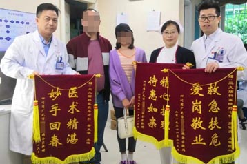 患者，女，37岁。因头痛恶心、右耳鸣10天，于2019年11月13日入院。诊断“右侧桥小脑角、颈静脉孔颅内外沟通性占位病变”，行“右侧桥小脑角、颈静脉孔颅内外沟通性占位病变切除术+硬脑膜修补术+颅骨成形术”，术后恢复良好，2019年11月28日出院。