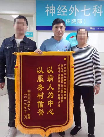 患者，男，57岁。七个月前“双侧大面积脑梗塞”，行“双侧去大骨瓣减压术后”。入院后联合内科药物及术后康复、物理等综合治疗，恢复满意。