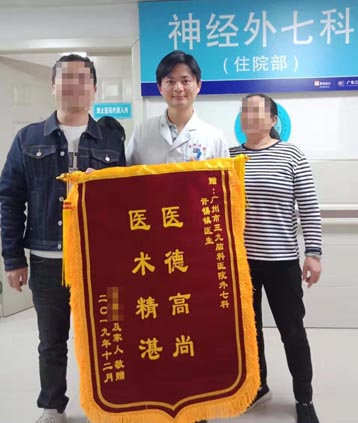 患者，男，57岁。七个月前“双侧大面积脑梗塞”，行“双侧去大骨瓣减压术后”。入院后联合内科药物及术后康复、物理等综合治疗，恢复满意。