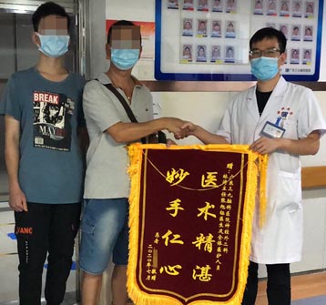 患者，女，44岁。“右额矢状窦旁脑膜瘤”，全麻下行“右侧额部镰旁占位性病变切除+硬脑膜修补+颅骨成形术”，术程顺利，2020年7月28日出院。