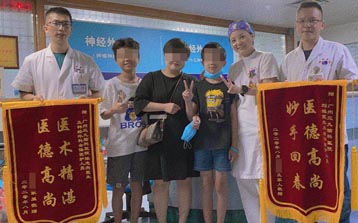 患者，男，12岁4个月。外伤后15天，于2019年11月18日入院，诊断“1、重型颅脑外伤术后：右侧颞顶部硬膜外、硬膜下血肿；2、胰腺损伤术后；3、肺部感染”。积极治疗后，病情稳定，2019年12月16日出院。