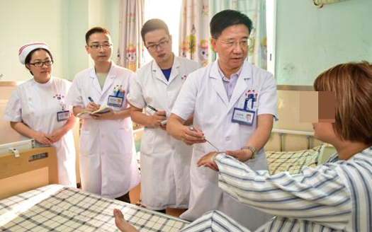 欧阳辉：扎根神经外科近40年的“脑科圣手”